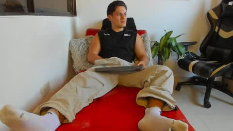julian_wallace online show from May 4, 9:38 pm
