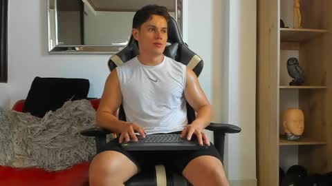 julian_wallace online show from April 30, 7:43 pm