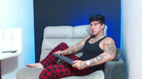 justinfuller_31 online show from May 12, 5:21 pm