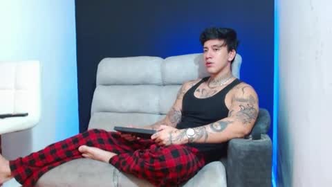 justinfuller_31 online show from May 13, 8:17 pm