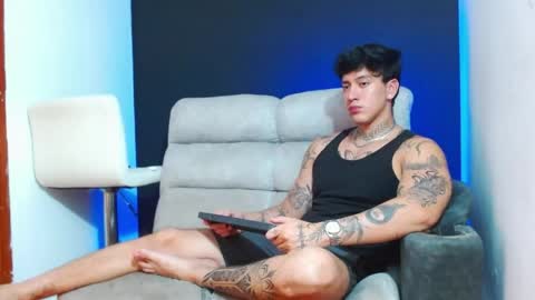 justinfuller_31 online show from May 14, 8:40 pm