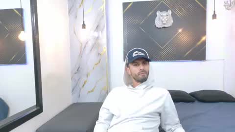 KING  online show from August 3, 9:04 am