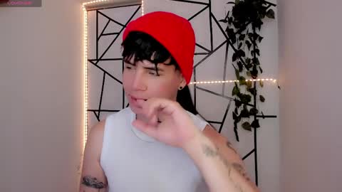 kiss_whitee online show from May 18, 4:11 pm