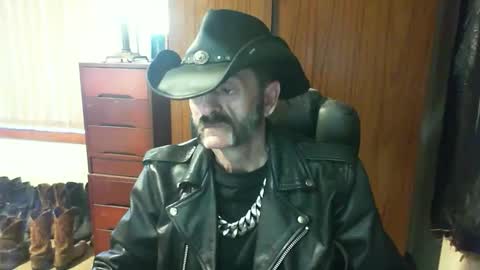 leathergreaser online show from May 7, 11:49 pm