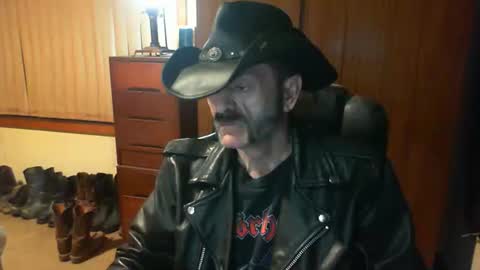 leathergreaser online show from April 30, 7:43 pm