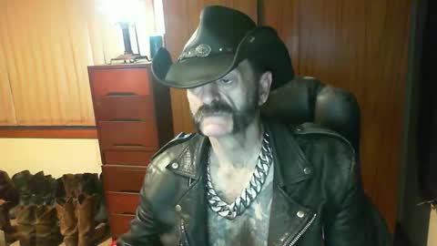leathergreaser online show from May 17, 8:38 pm