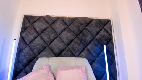 Liam twink big dick online show from May 30, 11:21 am