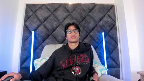 Liam twink big dick online show from May 20, 11:17 am