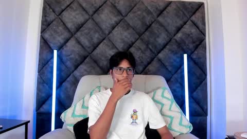 Liam twink big dick online show from May 25, 12:00 pm