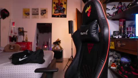 logan_hugh8 online show from May 16, 11:03 pm