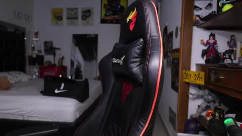 logan_hugh8 online show from April 30, 11:31 pm