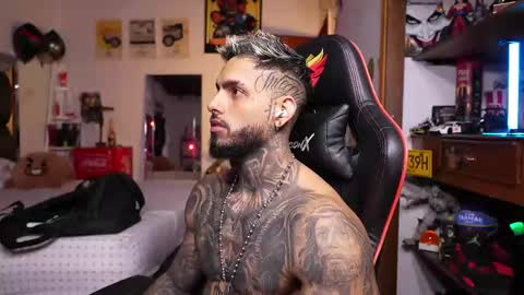 logan_hugh8 online show from May 10, 1:12 pm