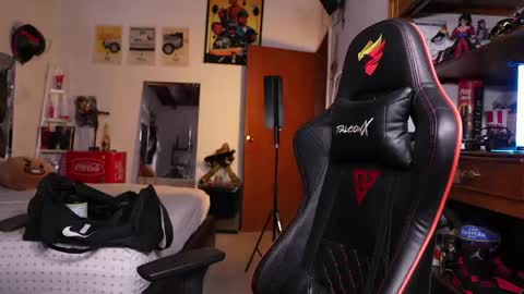 logan_hugh8 online show from May 11, 5:32 pm