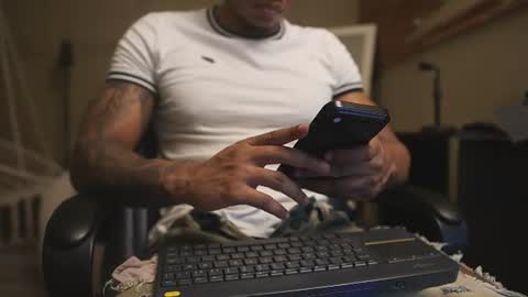 logan_varela online show from July 8, 12:42 pm