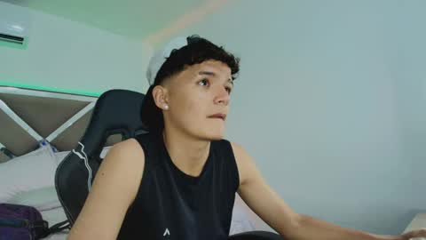 luca_voss1 online show from April 27, 11:51 am