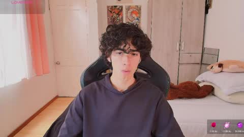 lucas_xo online show from May 16, 6:28 pm