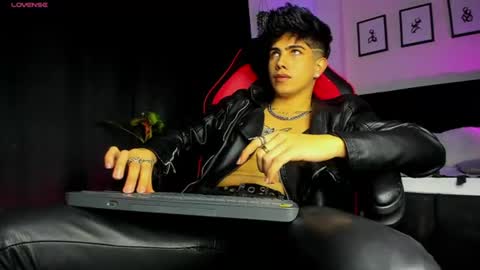 Lyle Bennett Freelance Model online show from August 6, 1:44 am