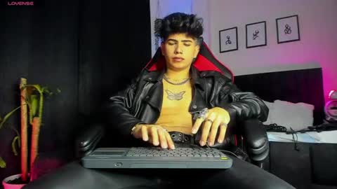 Lyle Bennett Freelance Model online show from July 17, 2:46 pm