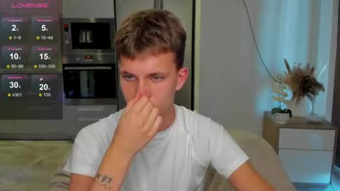 m0neyken_ online show from August 7, 2:07 am