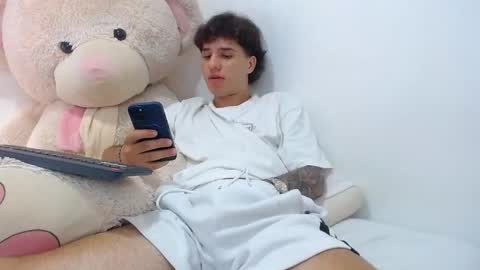 Manuel online show from May 7, 7:03 pm