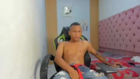 mastermorenohot23 online show from April 27, 4:42 am