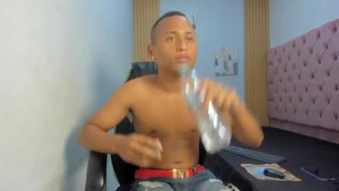 mastermorenohot23 online show from May 1, 4:05 am