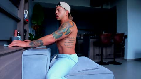 maximo_and_marcelo online show from May 5, 12:07 pm