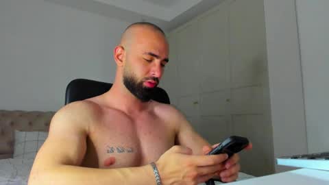 MichaelEvansx online show from May 15, 9:45 pm