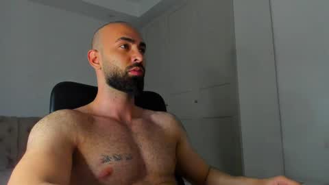 MichaelEvansx online show from May 6, 10:43 pm