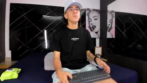 mick_lollipopp online show from August 3, 8:15 pm