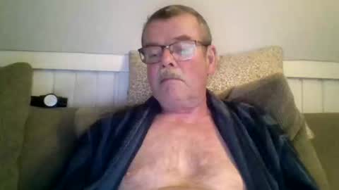 mikael42 online show from April 25, 7:00 pm