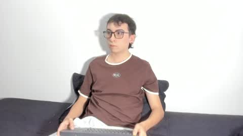 milogm_ online show from August 9, 10:10 am