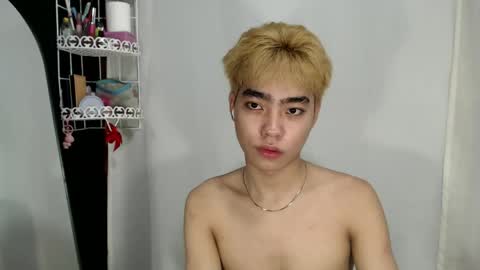 mingkla_man online show from May 3, 10:18 am