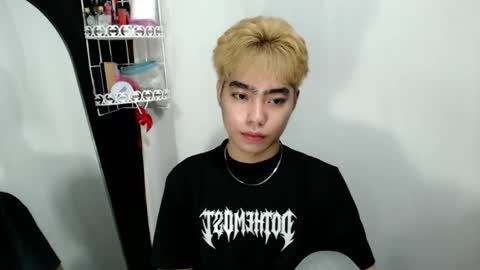 mingkla_man online show from May 9, 3:02 pm