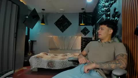 mr_mois online show from August 3, 9:04 am