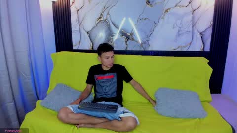 Jader  y  Esteban online show from May 2, 12:30 pm