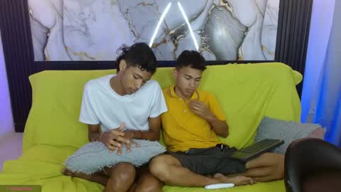 Jader  y  Esteban online show from April 25, 12:52 pm