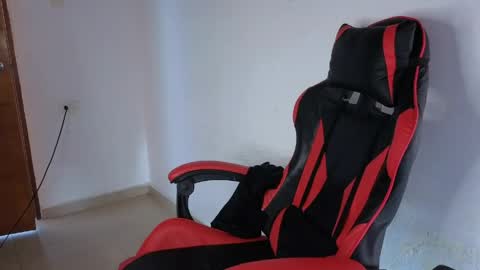 niklaus_wolf online show from April 27, 7:19 pm