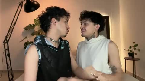 noah_and_steven online show from May 18, 2:08 am
