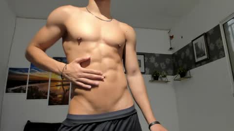 noah_flynn1 online show from May 2, 12:08 pm