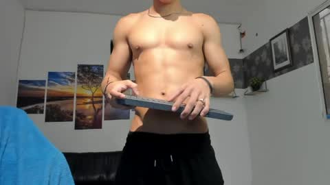 noah_flynn1 online show from May 1, 11:46 am