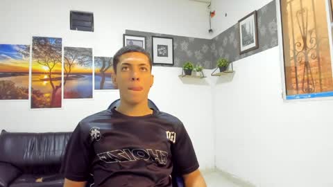 noah_flynn1 online show from May 4, 12:18 pm