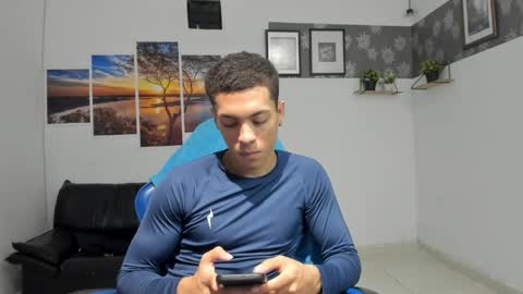 noah_flynn1 online show from May 5, 12:29 pm