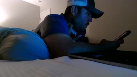 nuttincowboy727272 online show from May 19, 1:56 am