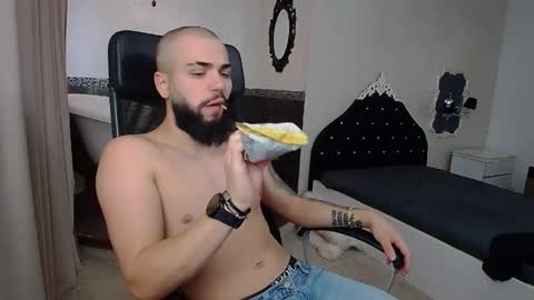 OscarWills online show from May 20, 5:03 am
