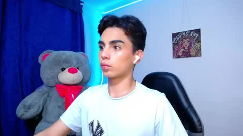 Owen  Independent model  online show from May 11, 5:31 am