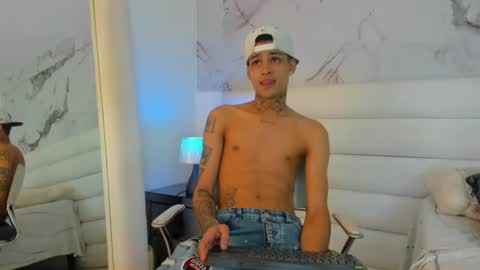 ozuna_hot_ online show from July 16, 9:11 pm