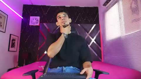 prince_arthur77 online show from July 28, 1:32 pm