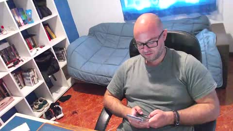 ravingr3d3 online show from April 28, 8:19 am
