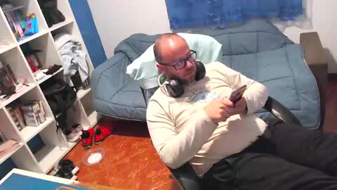 ravingr3d3 online show from May 13, 9:34 pm